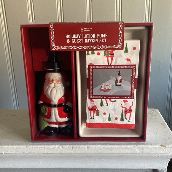BNIB- 3 Piece Set- Ceramic Santa Soap Pump, 24 Hand Towels & Ceramic Towel Tray - Picture 5 of 16